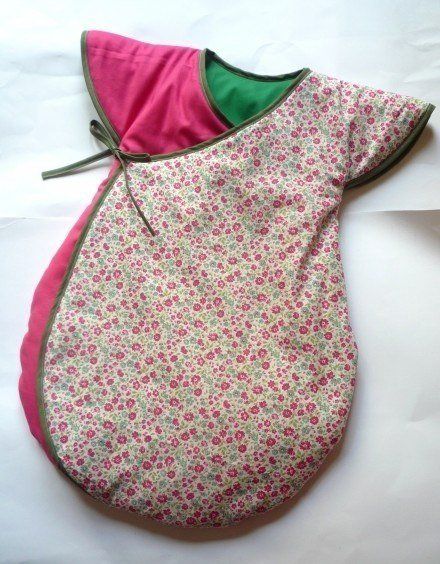 With the cold temperatures upon us, it is the time to make quilted sleeping bag for little ones. This is basically the template for the body, and it’s grea Diy Baby Sleeping Bag, Diy Sleeping Bag, Baby Slaapzakken, Baby Pillow Case, Baby Clothes Patterns Sewing, Easy Baby Blanket, Diy Bebe, Baby Sleep Sack, Trendy Sewing