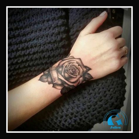 Tatouage rose Rad Tattoos, Elle Rose, Tattoo Roses, Rose Rouge, Rose Tattoos, Tattoos And Piercings, Hand Tattoos, Ideas Style, Tatting