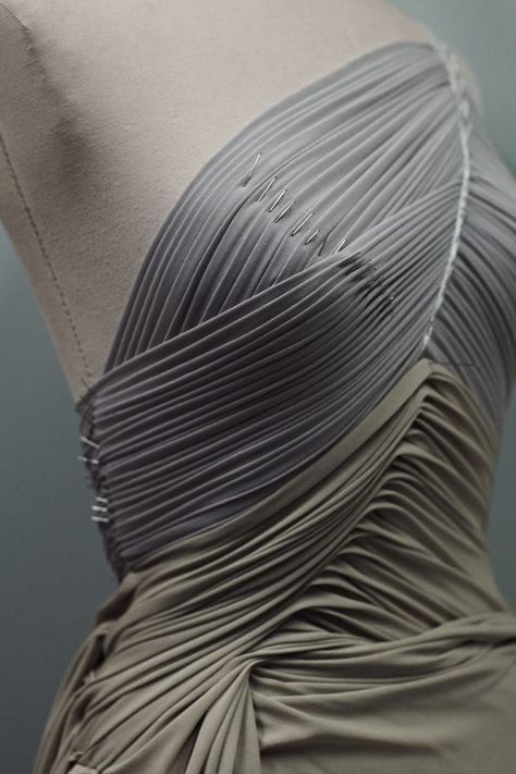 Pleats Draping, Hand Pleating, Draping Pattern, Yiqing Yin, Fashion Design Inspiration, Draping Techniques, Fashion Draping, Madame Gres, Draping Fabric