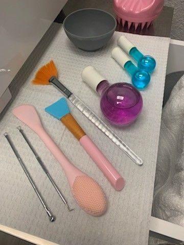 Esthetician Products Skincare, Facial Set Up, Medical Esthetician Aesthetic, Spa Facial Aesthetic, Facial Spa Aesthetic, Black Esthetician, Esthetician Tools, Cosmetology Skin Care, Esthetician Equipment