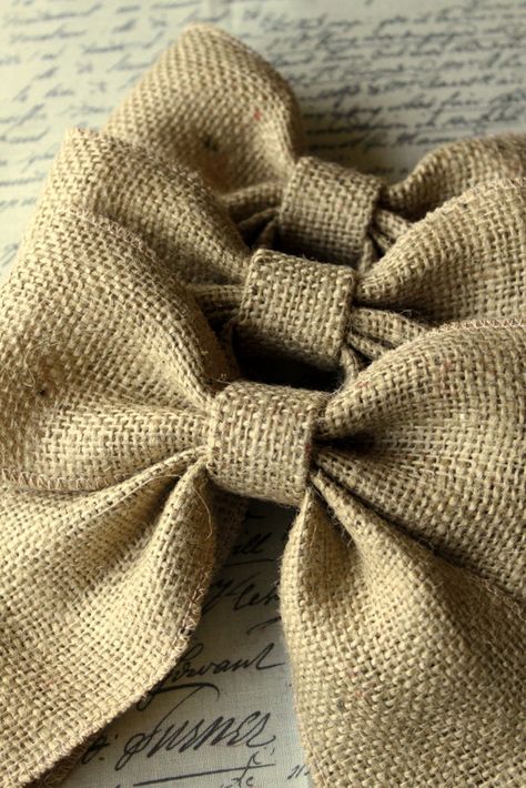 Lazos hechos de sacos de café que pueden servir para decorar bodas, cumpleaños… Burlap Projects, Burlap Decor, Drop Cloth Curtains, Curtain Tiebacks, Burlap Crafts, Burlap Lace, Burlap Flowers, Rustic Weddings, Burlap Bows