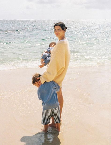 Beach Photo Aesthetic, Photo Shoot Aesthetic, Mother Baby Photography, Green Mountains, Beach Family Photos, My Everything, Dad Daughter, Aesthetic Beach, Family Photo Outfits