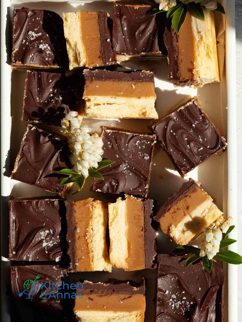 Scottish millionaire’s caramel shortbread - Kitchen by Anna K Shortbread Desserts, Irish Chocolate, Caramel Shortbread, Millionaire Shortbread, Caramel Slice, How To Make Caramel, Chocolate Bites, Fall Cookies, Classic Desserts