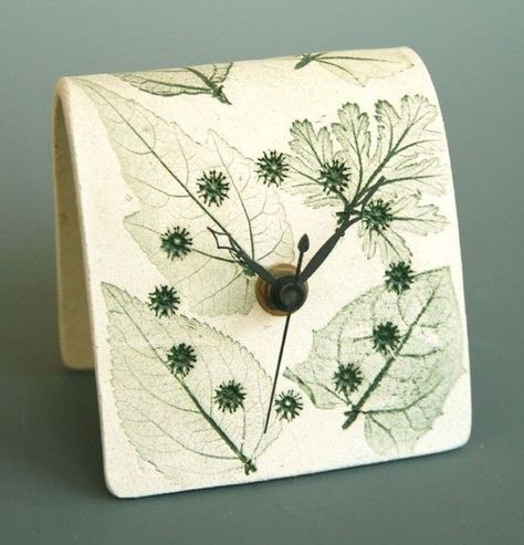 - Check more at https://howcandothis.com/diyideas/62794/ Clay Clock, Ceramic Clock, Clock Handmade, Green Desk, Handmade Clocks, Sculptures Céramiques, Slab Pottery, Hand Built Pottery, Clock Art