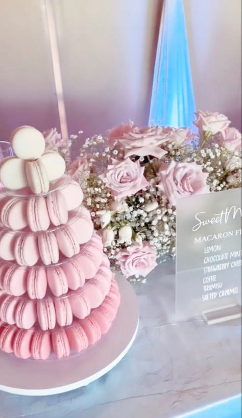 Macaron Table Display, Macaroon Display Ideas, Macaron Stand, Macaroon Tower, Pink Macarons, Pink Macaroons, Wedding Macarons, Sweet 16 Party Decorations, Baby Shower Sweets