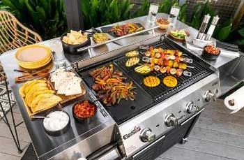 I love outdoor griddles and grills, but what if you want a complete griddle/grill outdoor kitchen with a bar to serve food? Well, the Char-Broil Griddle-Grill Combo does not disappoint. Built In Outdoor Grill, Bbq Setup, Outdoor Countertop, Best Gas Grills, Hibachi Grill, Blackstone Grill, Outdoor Cooking Area, Flat Top Grill, Griddle Grill