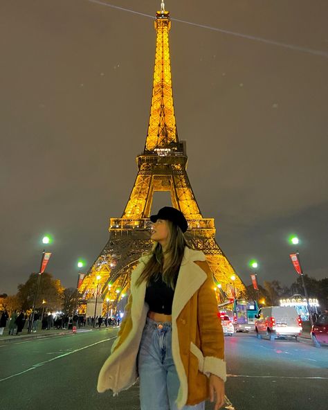 Brow Jacket | Beret | Eiffel Tower | Paris Outfit | Winter outfit | Autumn Outfit | Fall Outfit | outfit ideas | aesthetic outfit | paris aesthetic | Paris Photo Ideas Autumn, Aesthetic Eiffel Tower Pics, Paris Eiffel Tower Outfit, Europe Aesthetic Outfit Winter, Eiffel Tower Outfit, Eiffel Tower Aesthetic, Tower Aesthetic, Paris Pics, French Trip