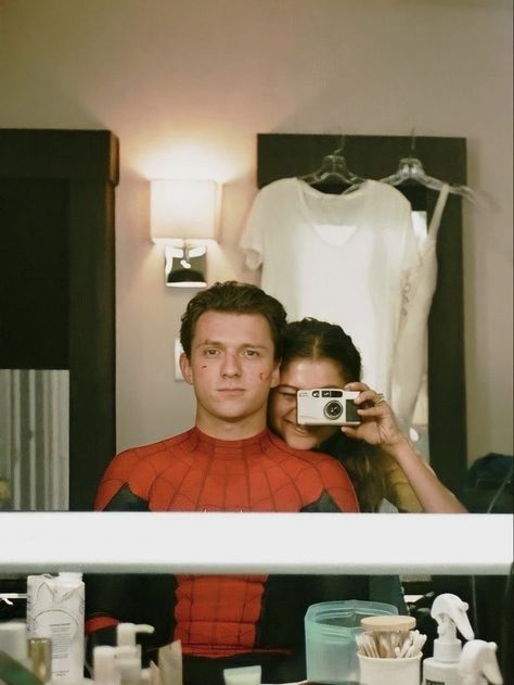 Mode Zendaya, Spider Men, Tom Holland Zendaya, Zendaya Coleman, Movie Couples, Spiderman Art, Film Aesthetic, Peter Parker, Best Couple