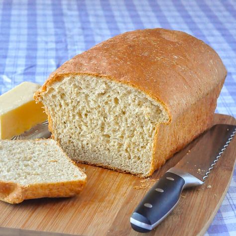 Honey Oat Bran Bread. A delicious home-made bread, lightly sweetened with honey and with the wholesome flavour of oats; makes a terrific sandwich loaf. Oat Bran Bread, Nutella Star Bread, Bran Bread, Simple Baking, Homemade Croissants, Sandwich Loaf, Oat Bran, Rock Recipes, How To Store Bread