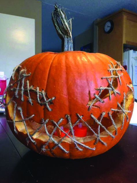 20 creative Jack-o-lantern ideas for this Halloween! – Whole Lifestyle #pumpkin #jackolantern #carving #halloween #halloweendecorations #diyhomedecor #diyhalloween #spooky #spookyseason #blog #blogging Carving Candles, Funny Pumpkin Carvings, Diy Halloween Dekoration, Unique Halloween Decorations, Strašidelný Halloween, Scary Halloween Decorations Diy, Halloween Decor Diy, Creative Pumpkin Carving, Casa Halloween