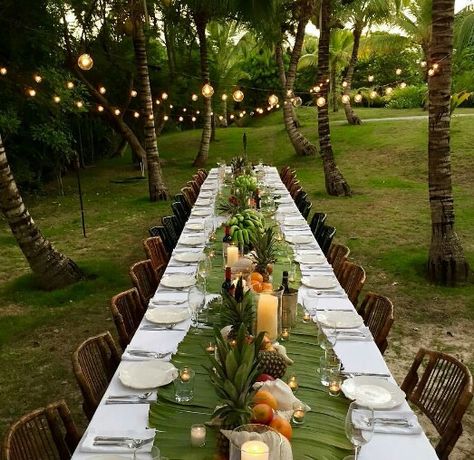 What an elegant and inexpensive way to dress a party table. Pluck some palms from the yard, accent with fruit and candles. Havana Nights Theme, Havana Nights Party, Vintage Wedding Table, Fiji Wedding, India Hicks, Fiesta Tropical, Havana Nights, Garden Party Birthday, Outdoor Dinner