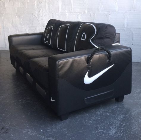 Aesthetic Home Kitchen, Paint Living Room, Nike Aesthetic, Home Ideas Kitchen, Apartment Living Room Decor, Decor Bedroom Ideas, Sneakerhead Room, Black Living Room Decor, Hypebeast Room