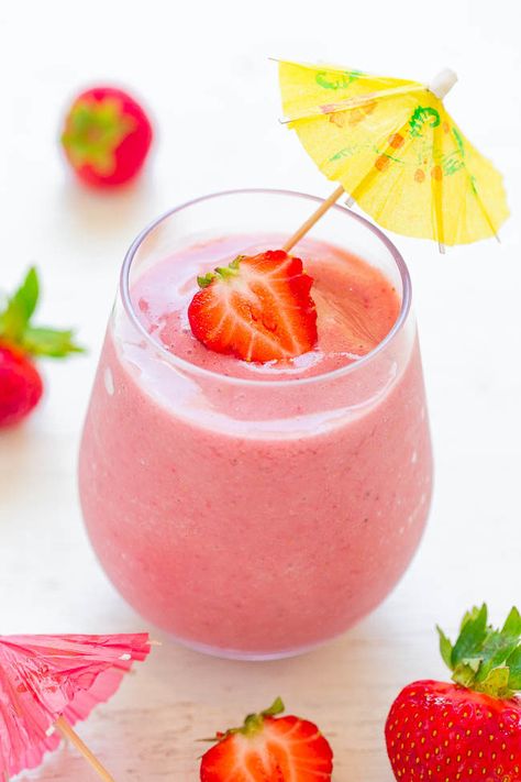 Jus Strawberry Aesthetic, Strawberry Pina Colada, Strawberry Pineapple Smoothie, Smoothie Fast, Strawberry Martini, Pineapple Smoothie Recipes, Pina Colada Smoothie, Strawberry Aesthetic, Yummy Smoothie Recipes