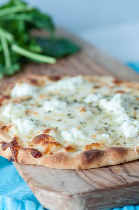 4 Cheese Flatbread Pizza is the ultimate family dinner. Store-bought naan bread topped with 4 different cheeses will please the whole family. Cheese Bread Pizza Recipe, Cheese Bread Pizza, Cheese Flatbread Pizza, 4 Cheese Pizza, Flatbread Pizza Recipe, Bread Pizza Recipe, Naan Bread Pizza, Naan Pizza Recipes, Cheese Pizza Recipe