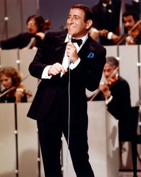 tony bennett in concert 1965 Mtv Unplugged, Tony Bennett, Jazz Artists, Legendary Singers, Cool Jazz, It's Raining, Wedding Songs, I Love Music, Amy Winehouse