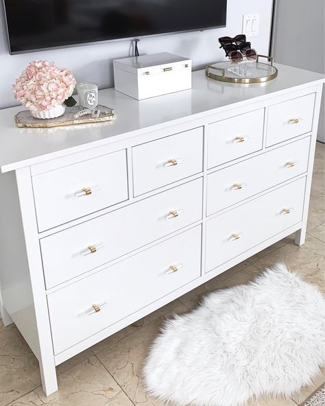 White Dresser Decor, White Dresser Bedroom, Dresser Decor Bedroom, Dresser Bedroom, Dresser Drawer Knobs, Ikea Dresser, Dekorasi Kamar Tidur, Gold Bedroom, Casa Vintage