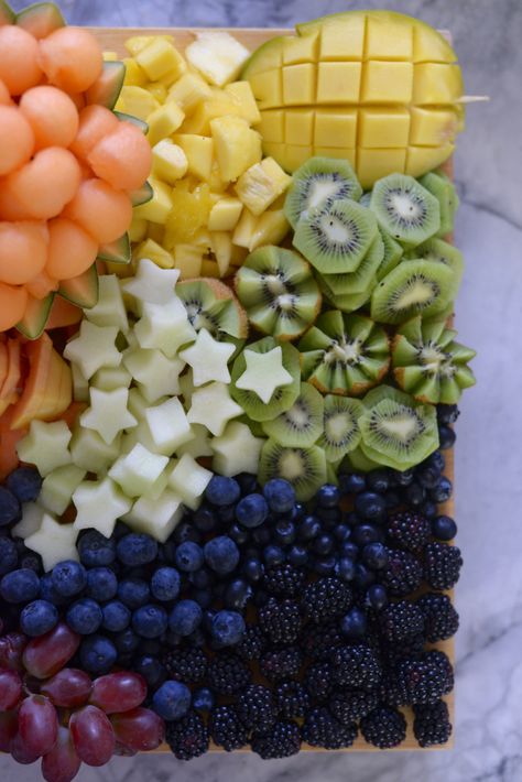 Rainbow Platter, Shake Shack Burger, Charcuterie Plate, Summer Salads With Fruit, Rainbow Fruit, Winter Salad, Veggie Tray, Vegan Appetizers, Fruit Platter