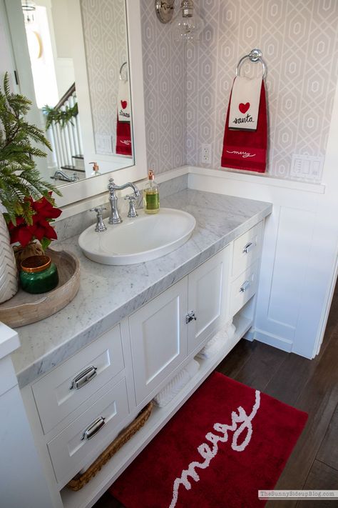 Red Christmas Bathroom Decor, Christmas Themed Bathroom, Christmas Ideas For Bathroom, Christmas Dresser Decor, Christmas Decorations For Bathroom, Christmas Bed Decor, Christmas Decor Ideas For Bathroom, Christmas Decor Ideas Bathroom, Xmas Bathroom Decor