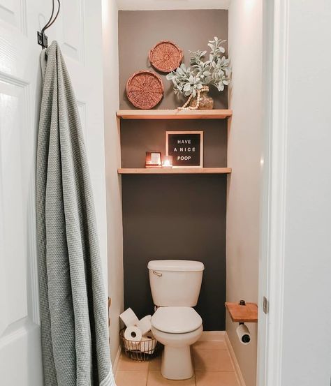 Small Half Bathroom Ideas Boho, Extra Space In Bathroom, Toilet Nook Ideas, Earthy Powder Room, Toilet Room Decor Ideas, Toilet Closet Decor, Boho Powder Room Ideas, Narrow Half Bathroom Ideas, Toilet Nook