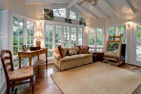 Cozy cottage style sunroom with vaulted ceiling wood floors and views of backyard landscaping Fireplace Sunroom, Mobile Home Updates, Salons Cottage, Ceiling Remodel, Lavish Living Room, Country Style Living Room, Family Room Addition, Interior Carpet, Traditional Family Room