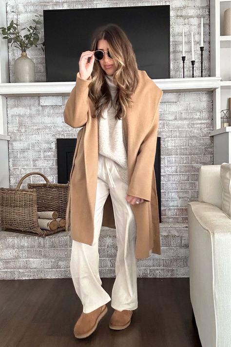 Cream Flared Pants Outfit, White Lounge Pants Outfit, White Trousers And Sweater Outfit, Winter White Trousers Outfit, Double Waistband Pants Outfit, Cream Wide Leg Trousers Outfit, White Wide Leg Pants Outfit Winter, How To Style Cream Pants, White Trousers Outfit Winter