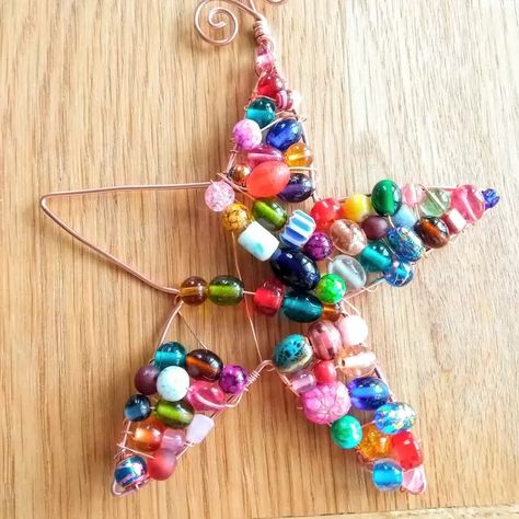 DIY Super Beady Star Christmas Tree Ornament – Golden Age Beads Blog Beaded Ornaments Diy, Glass Bead Crafts, Beaded Christmas Decorations, Diy Beaded Ornaments, Beaded Snowflakes, Beaded Christmas Ornaments, Christmas Bead, Beaded Crafts, Kids Ornaments