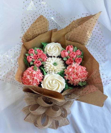 🌷💐 Mothers Day Cupcake Bouquet 💐🌷 Only 9 more days till Mothers Day, so get her a bouquet she can eat! ~Place your orders now, last day to order will be Thursday, May 9th. Pickup will be on Saturday, May 11th. ~I will be doing a bouquet of 7 cupcakes and ONE flavor of your choice. You can choose between : •Lemon Blueberry •Vanilla •Chocolate •Espresso ~Dm me to place an order 🩷 Mothers Day Cupcake Bouquet, Cupcake Bouquet Diy, Cupcakes Bouquet, Bouquet Cupcakes, Cupcake Flower Bouquets, Bouquet Cake, Mothers Day Cupcakes, Cupcake Bouquets, Last Day To Order