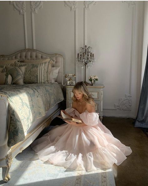 𝓜𝓲𝓵𝓴🕊🏹 on Twitter: "How I deserve to live my days 🩰☁️… " بيوت ملكية, Royal Core, Royalty Aesthetic, Royal Aesthetic, Princess Core, Fantasy Gowns, Classy Aesthetic, Princess Aesthetic, Fairytale Dress