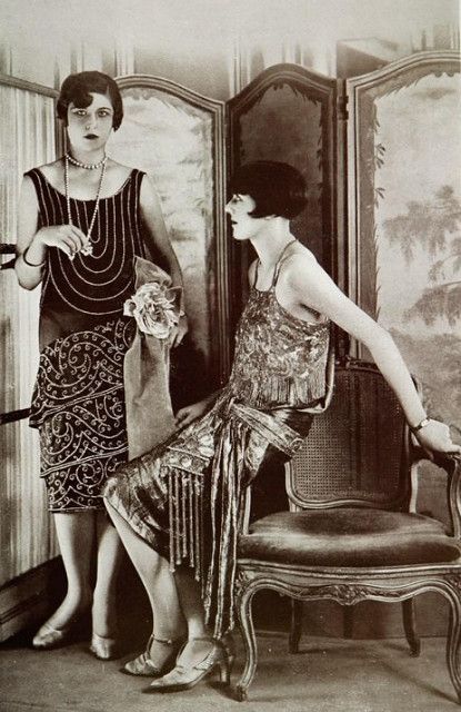 Robes du soir 1927 Les Modes (Paris) January The Dolly Sisters 20’s Fashion, Twenties Dress, 1920s Aesthetic, 1920 Style, Style Année 20, 1920s Women, Look Boho Chic, Glamour Vintage, 1920 Fashion