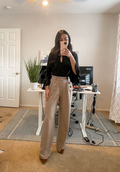 Interview Outfit Tan Pants, Presentation Attire Women, Formal Presentation Outfit, Outfit For Presentation, Pa School Outfits, Business Presentation Outfit Women, School Presentation Outfit, Presentation Outfits For Women, Business Casual Outfits For Women Summer Young Professional