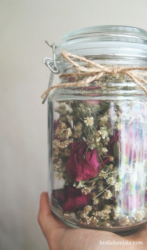 what to do with dried flowers Dried Flowers Diy, Diy Fleur, Drying Roses, Decoration Shabby, Dried Bouquet, Dried Herbs, Deco Floral, Funeral Flowers, Mason Jar Diy