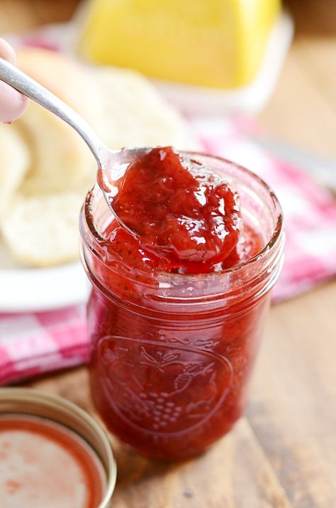 This jam recipe is perfect for making a small, easy batch in less than an hour of active prep time. You can sub in any fruit that you like. مربى الفراولة, Angel Biscuits, Freezer Jam Recipes, Easy Canning, Freezer Jam, Jam And Jelly, Vegetable Drinks, Homemade Jam, Jams & Jellies