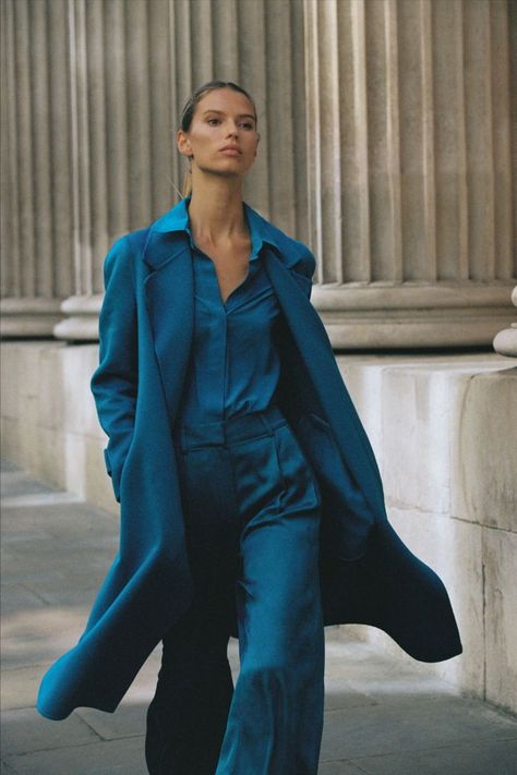 Bring blue hues to life. City styling in bold colours for impactful outfits. Monochromatic Blue Outfit, Bold Colors Outfits, Teal Outfits, Bold Outfits, Reiss Women, Teal Fashion, Trends 2025, Blazer Outfits Casual, Color Outfits