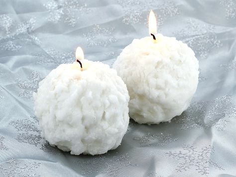 DIY Snowball candles!! Glass votives, spray adhesive, and artificial snowflakes from the craft store. Snowball Candles, Candle Making Instructions, Candle Making Tutorial, Ice Candle, Peppermint Candles, Energy Candles, Block Candles, Ball Candles, Citronella Candles