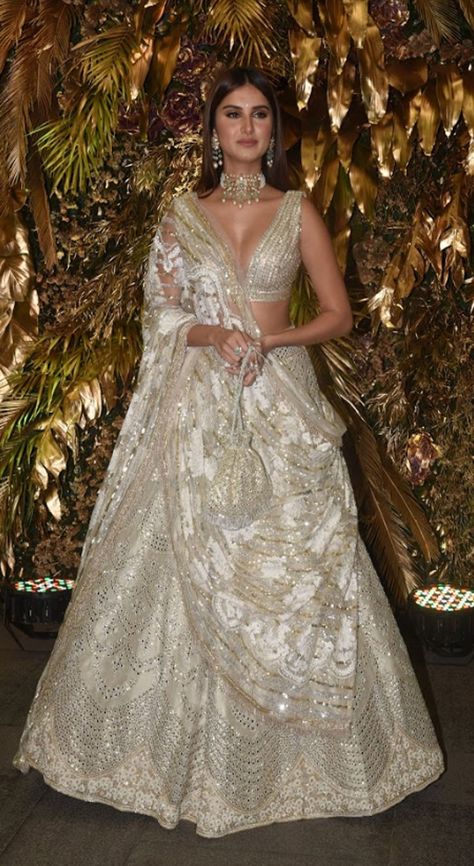 Most Expensive Lehenga, Indian Modern Wedding Dress, Ivory Wedding Dress Indian, Heavy Lengha Design, Lehenga Sparkly, Champagne Lengha, Corset Lengha, Aishwarya Rai Lehenga, Bridal Indian Lengha