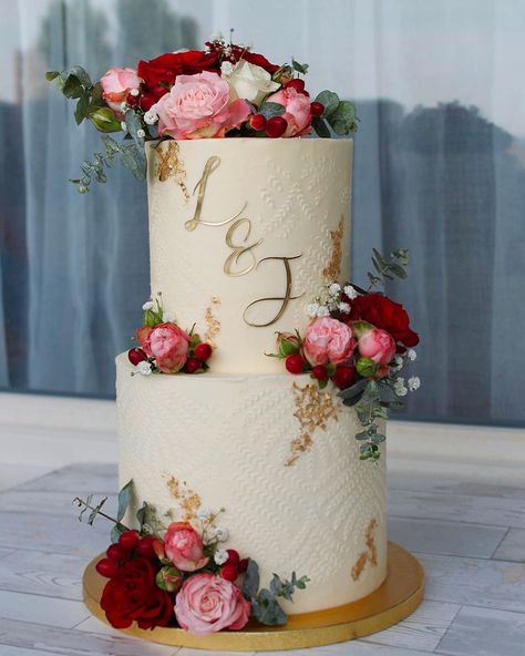 Wedding Cakes Initials, Two Tier Wedding Cake With Flowers, Wedding Cake Initials, Tier Cake Designs, Henna Cake, Cakes Aesthetic, Floral Cake Design, Wedding Cake With Initials, Flower Wedding Cake