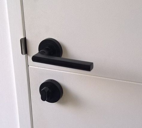 Best Door Handles, White Door Black Handle, Door Knob Ideas, Door Knobs Ideas, Modern Door Knobs, Door Handles Black, Bedroom Door Handles, Black Door Hardware, Doors Handles