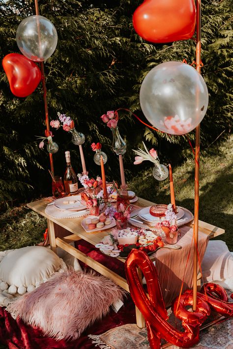 Valentines At Home - Styled Shoot - UK Wedding Styling & Decor Blog - The Wedding of My Dreams Valentines At Home, Valentines Picnic, Romantic Dinner Decoration, Valentines Party Decor, Brunch Decor, Valentines Surprise, Valentine Table Decorations, Outdoor Dinner Parties, Picnic Inspiration