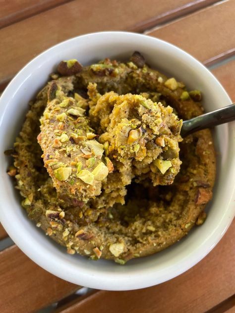 Pistachio Baked Oats with Pistachio Butter Filling - Taylor Likes Pistachio Baked Oats, Pistachio Butter Uses, Pistachio Oats, Pistachio Paste Recipe, Pistachio Oatmeal, Baked Oats Recipe, Spiced Cashews, Oatmeal Bites, Raspberry Yogurt