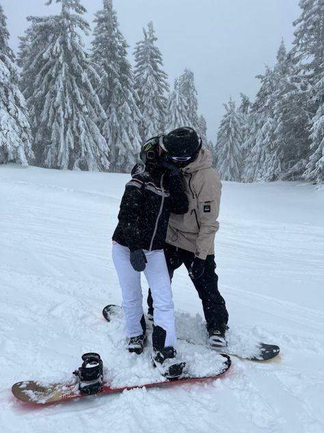 Couples Snowboarding Aesthetic, Snow Board Couple, Ski Date Aesthetic, Snowboarding Couple Aesthetic, Snowboard Couple Pictures, Snowboard Boyfriend, Snowboarding Couple Pictures, Ski Trip Couple, Couple Snow Aesthetic