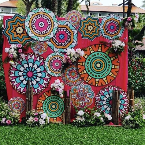 Garba Selfie Corner, Sangeeth Stage Decoration Simple, Photo Booth For Navratri, Navratri Decoration Ideas For College, Dandiya Decoration Ideas For School, Navratri Selfie Corner, Navratri Backdrop Ideas, Navratri Decoration Ideas For Ground, Rajasthan Theme Decoration