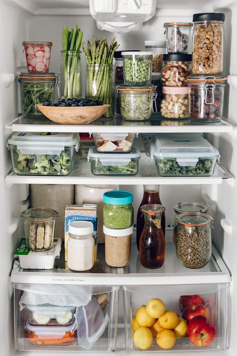 Stocked Fridge, Healthy Fridge, Refrigerator Organization, Fridge Organization, Home Organisation, Pantry Organization, Kitchen Pantry, Design Living, Kitchen Hacks