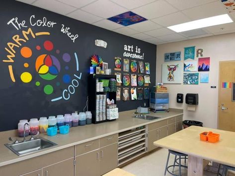 Color Wheel Bulletin Board Art Rooms, School Artwork Display, Art Room Theme Ideas, Makerspace Room Design, School Art Room Decoration Ideas, Art Room Organization Classroom Setup, Art Classroom Set Up, High School Art Classroom Design, High School Art Room Decor