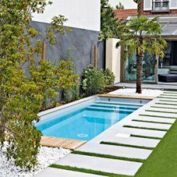 สระว่ายน้ำในสวนที่จัดวางเลย์เอาท์ได้สวยดีครับ ดูสบายตา Small Pools Backyard, Ideas De Piscina, Small Inground Pool, Kleiner Pool Design, Moderne Pools, Small Swimming Pools, Diy Swimming Pool, Small Pool Design, Backyard Pool Landscaping