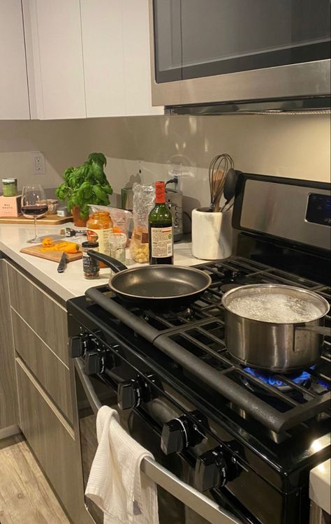 Cooking Aesthetic, Dancing In The Kitchen, Couple Cooking, American Kitchen, Money Pictures, Kitchen Stove, Cook At Home, Cooking Kitchen, Stove Top