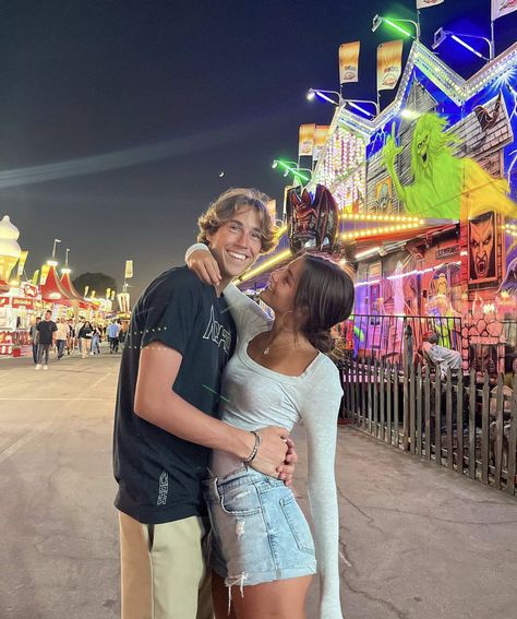 Fair Outfits Ideas, Poses To Do With Your Boyfriend, Cruise Boyfriend, Couple Fair Pictures, Cute Pics To Take With Your Boyfriend, Fair Couple Pictures, Cute Bf And Gf Pics, Athletic Couples, Cute Couple Photos