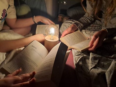 Sleepover reading Readathon Aesthetic, Reading Sleepover, Reading Club Aesthetic, Romanticizing Reading, Reading With Friends, Reading Dates, Reading Date, Reading Friends, Book Vibe