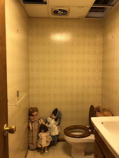 40 Of The Weirdest Toilets That Will Make You Appreciate The One You Have At Home Scary Bathroom, Old Technology, Hotel Building, Fresh Memes, Take A Seat, Toilets, White Porcelain, How To Run Longer, Tile Floor