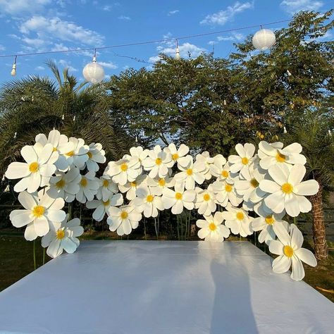 Wedding party decor ideas, cute wedding party decorating inspo, party decorating ideas, party decor ideas Big Paper Flowers Diy, Wedding Hall Design, Giant Flowers Wedding, Paper Flower Backdrop Wedding, Big Paper Flowers, Giant Flowers Diy, Birthday Party Background, Led Flower, Personalized Wedding Decor