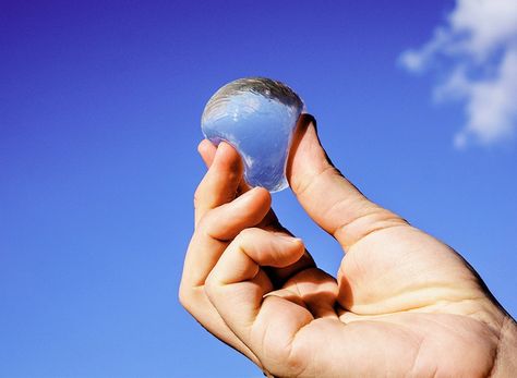 the start-up behind ooho!—a bubble that encircles drinking water in an edible membrane—have raised £400 K to bring their bottles to major UK events. Edible Water Bottle, Edible Packaging, Water Blob, Calcium Chloride, Water Packaging, Water Bubbles, New Inventions, Plastic Pollution, Botol Air